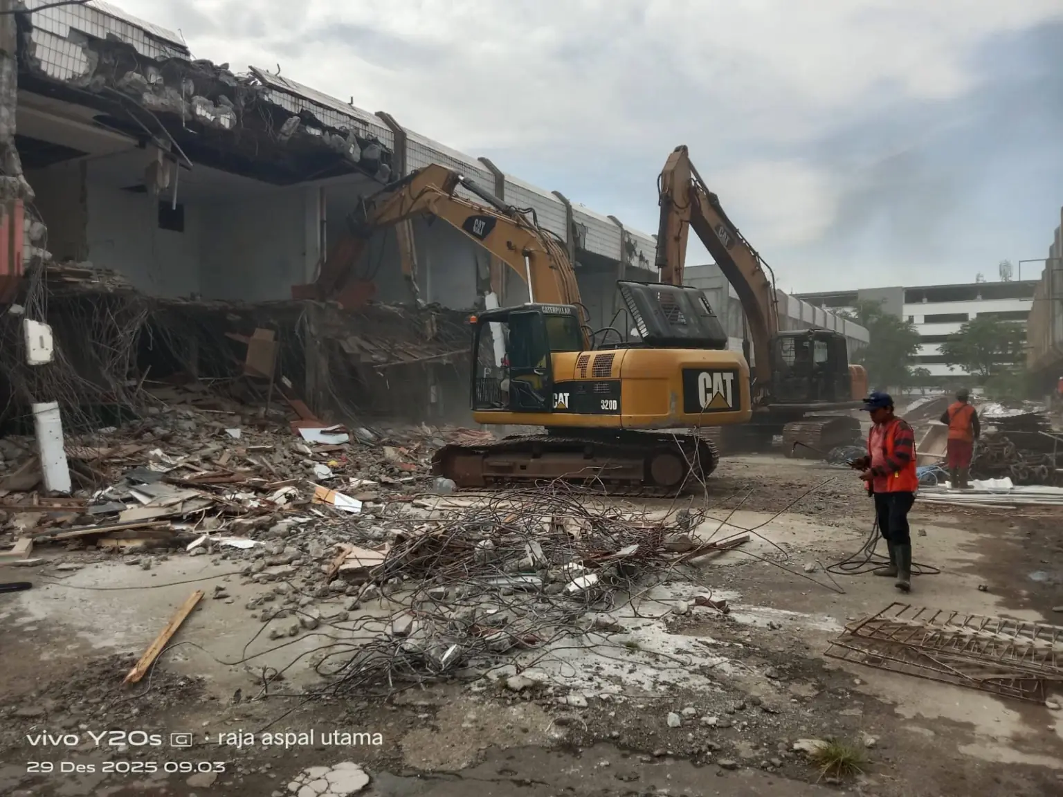 Dokumentasi proyek pembongkaran rumah dan bangunan lama dengan excavator Jasa Angkut Laksana