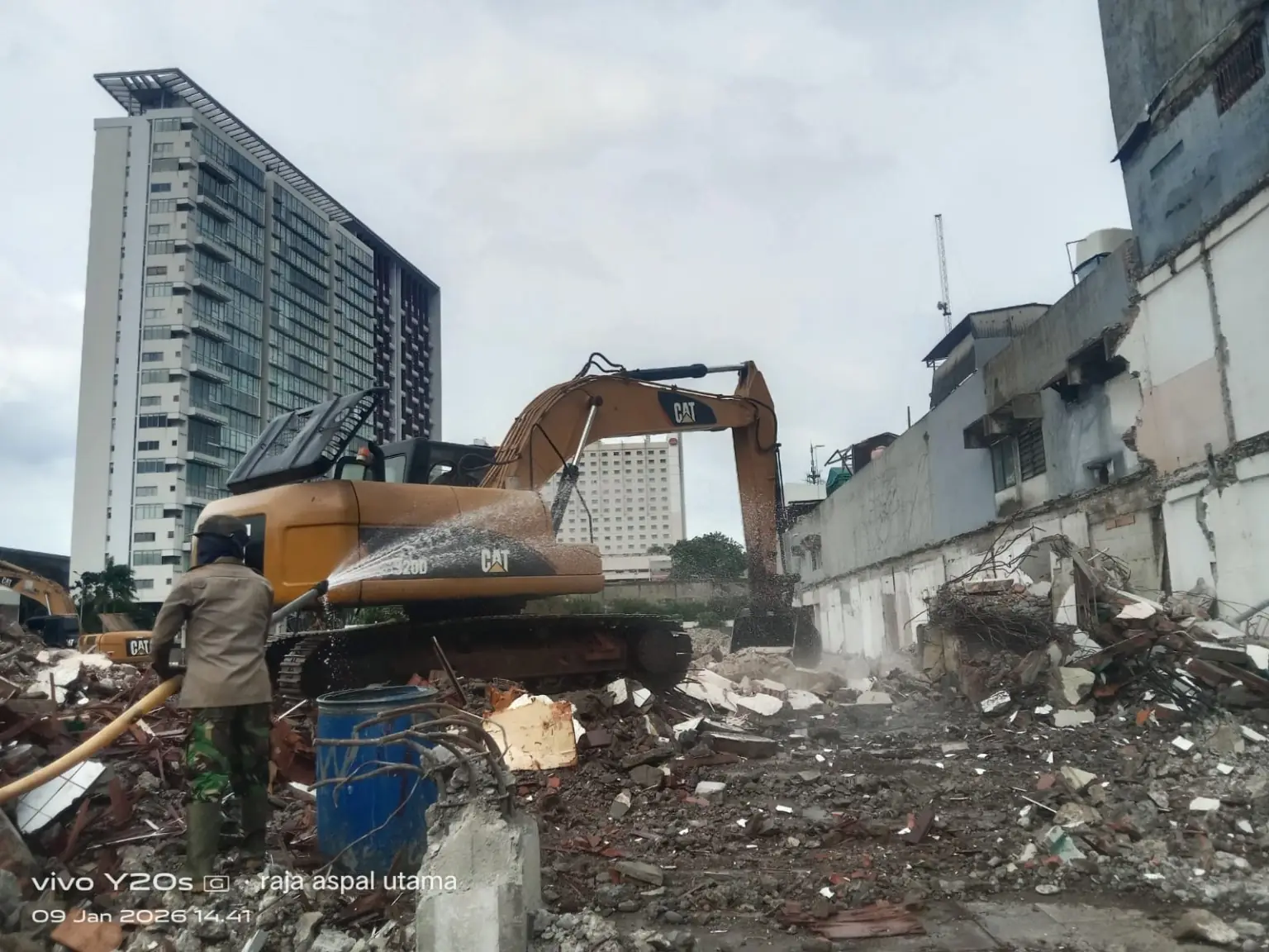 Dokumentasi proyek pembongkaran rumah dan bangunan lama dengan excavator Jasa Angkut Laksana