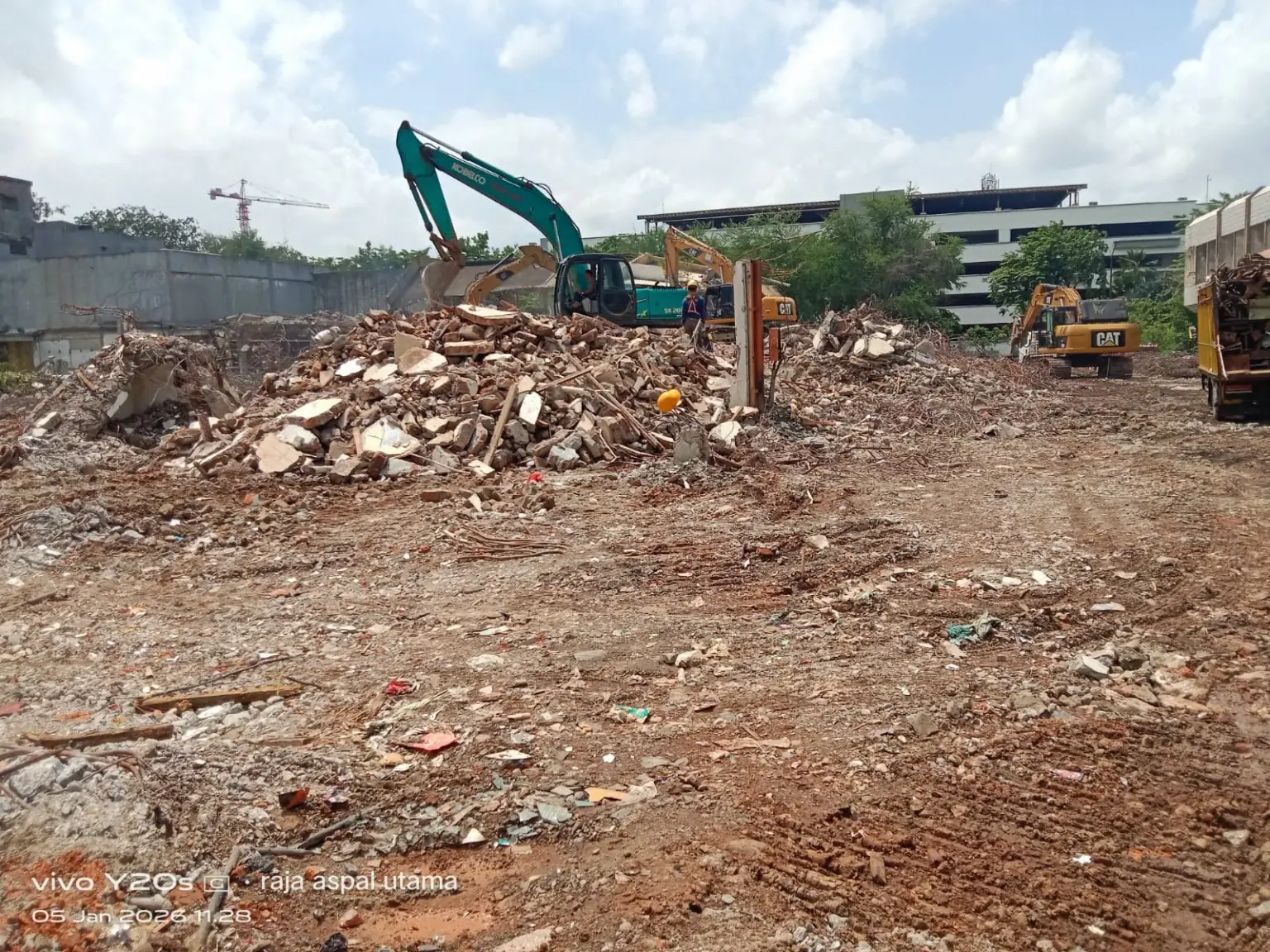 Dokumentasi proyek pembongkaran rumah dan bangunan lama dengan excavator Jasa Angkut Laksana