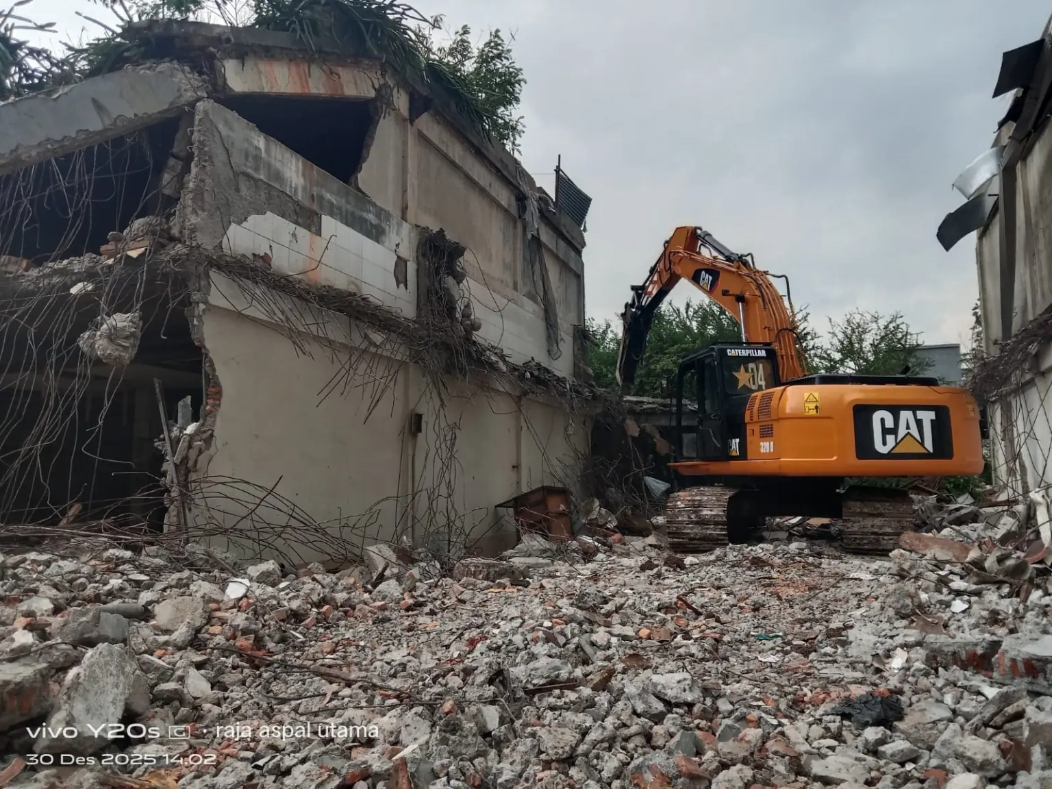 Dokumentasi proyek pembongkaran rumah dan bangunan lama dengan excavator Jasa Angkut Laksana