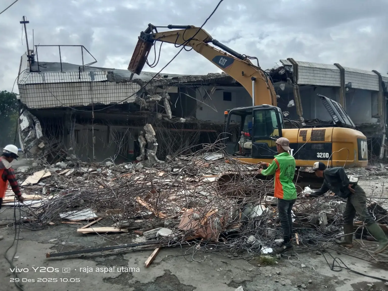 Dokumentasi proyek pembongkaran rumah dan bangunan lama dengan excavator Jasa Angkut Laksana