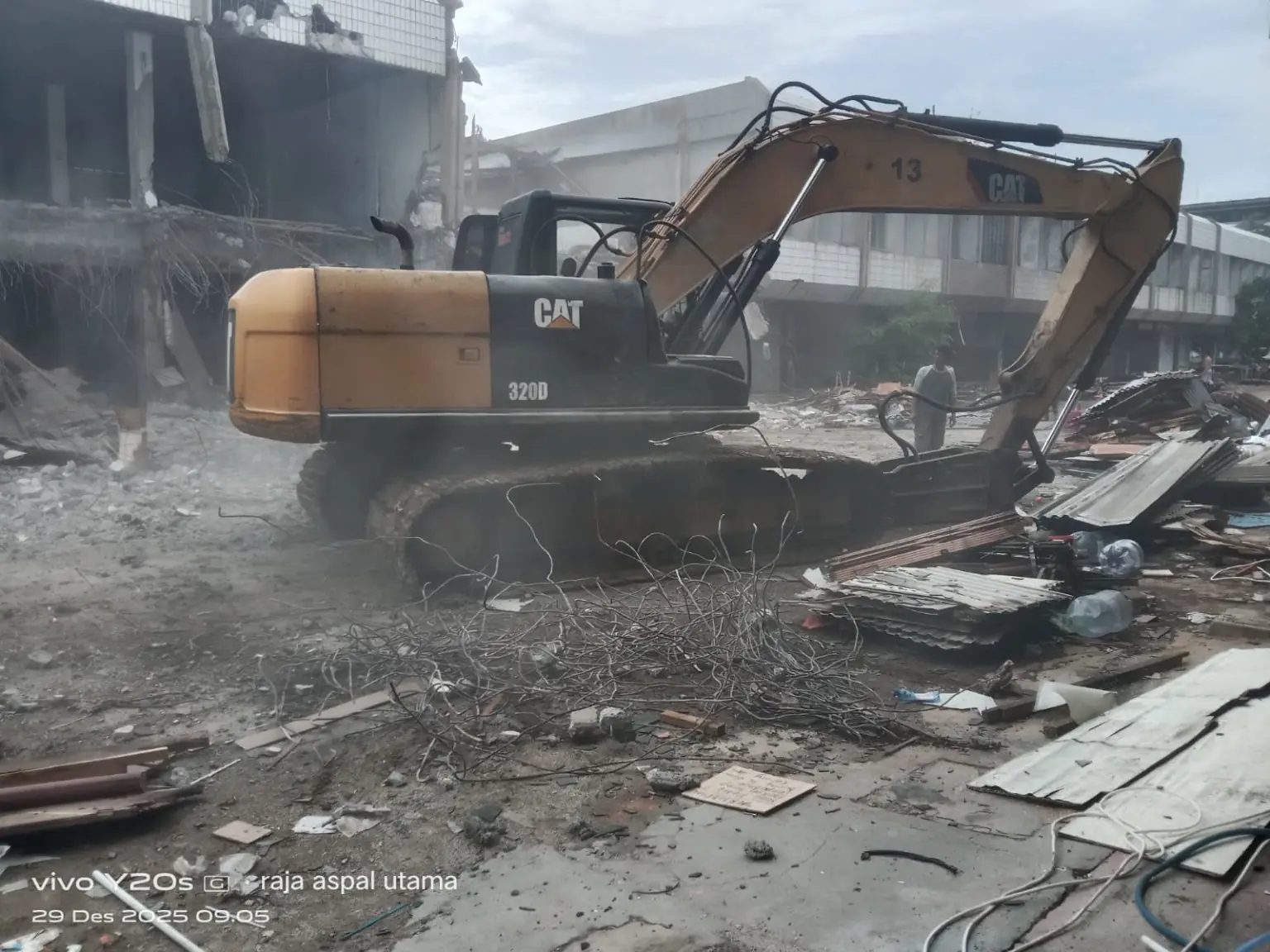 Dokumentasi proyek pembongkaran rumah dan bangunan lama dengan excavator Jasa Angkut Laksana