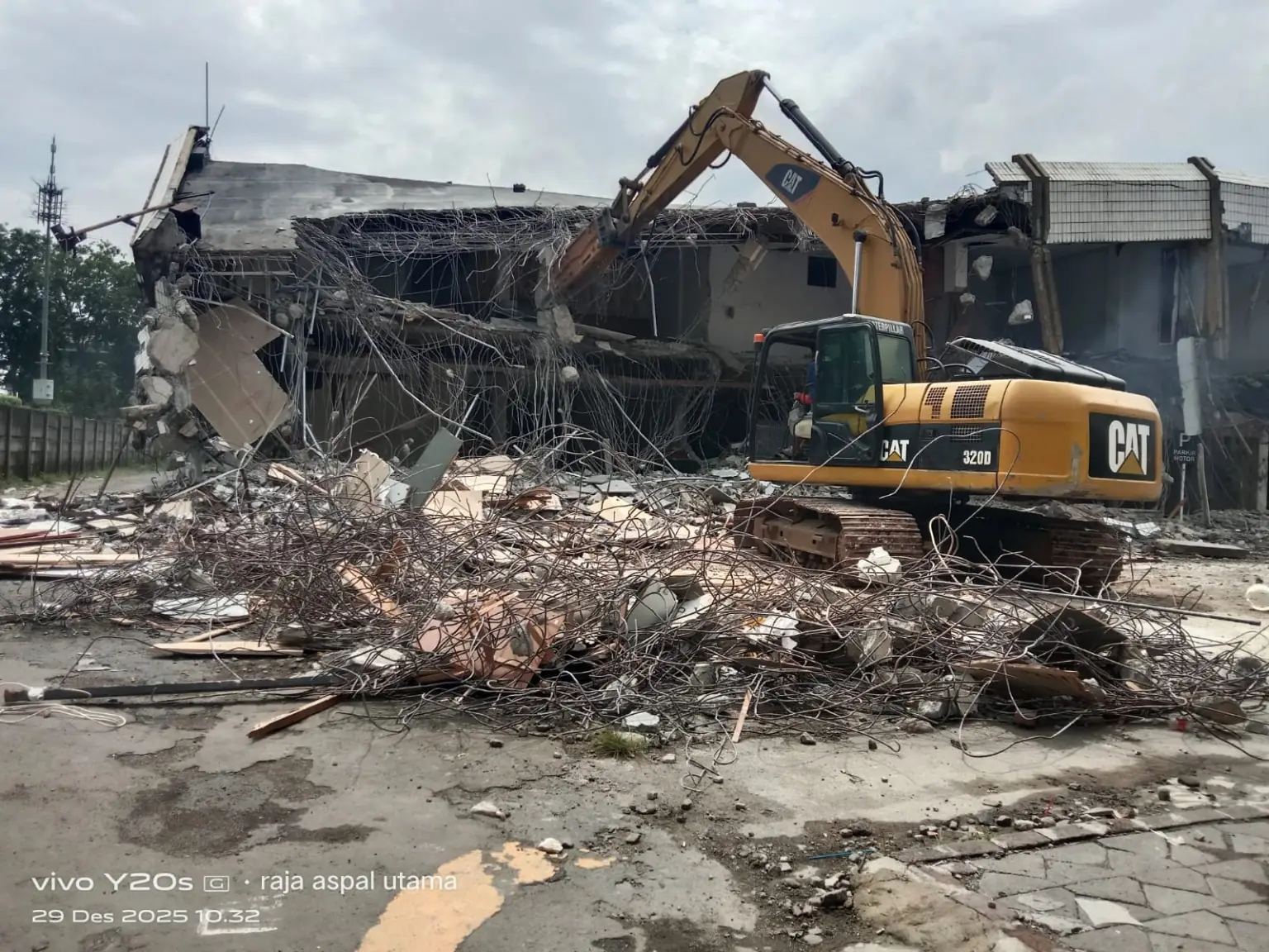 Dokumentasi proyek pembongkaran rumah dan bangunan lama dengan excavator Jasa Angkut Laksana