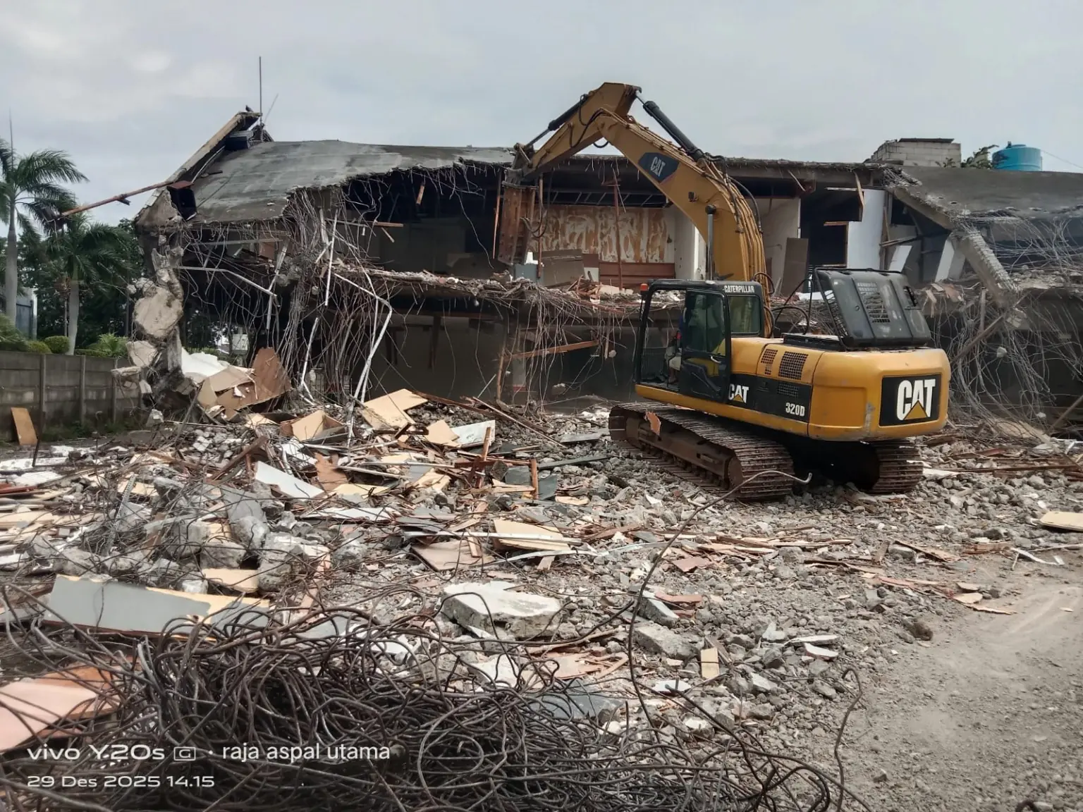 Dokumentasi proyek pembongkaran rumah dan bangunan lama dengan excavator Jasa Angkut Laksana