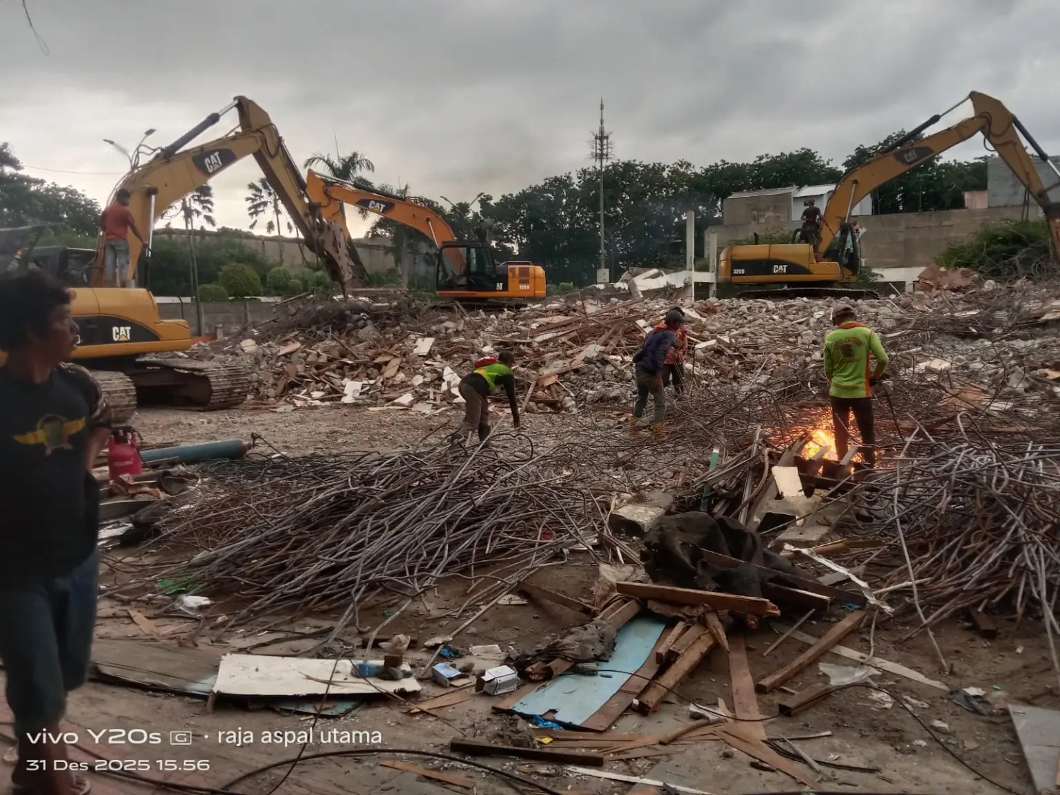 Dokumentasi proyek pembongkaran rumah dan bangunan lama dengan excavator Jasa Angkut Laksana
