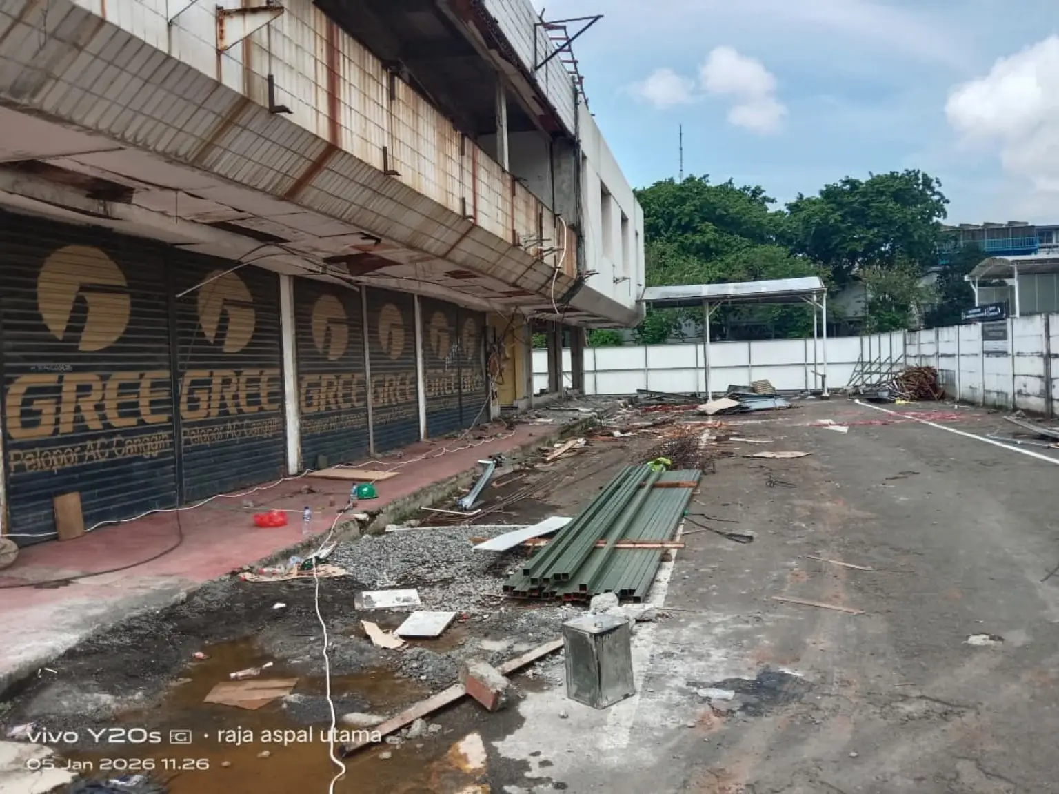 Dokumentasi proyek pembongkaran rumah dan bangunan lama dengan excavator Jasa Angkut Laksana