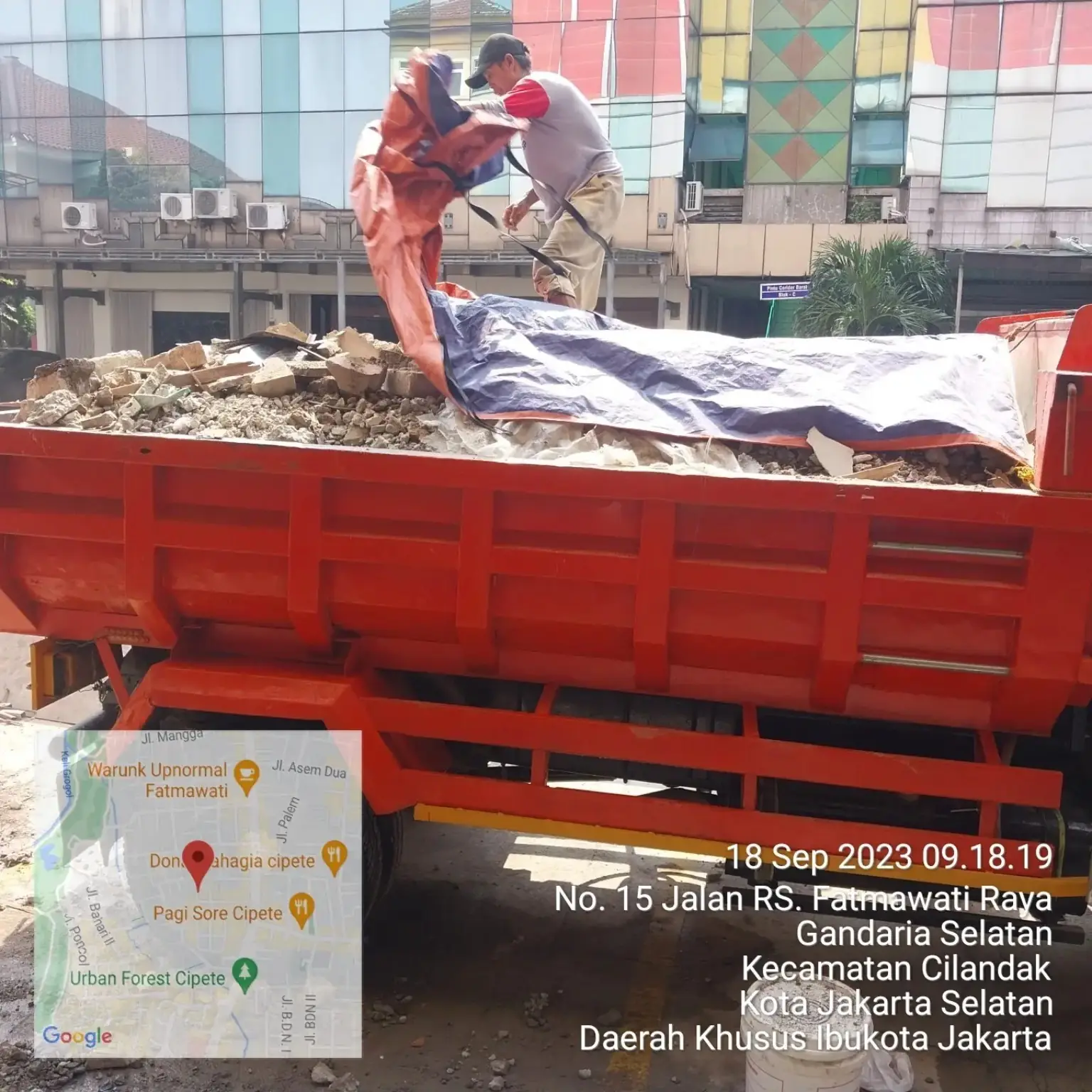 Dokumentasi armada Jasa Angkut Laksana mengangkut puing dan sampah proyek