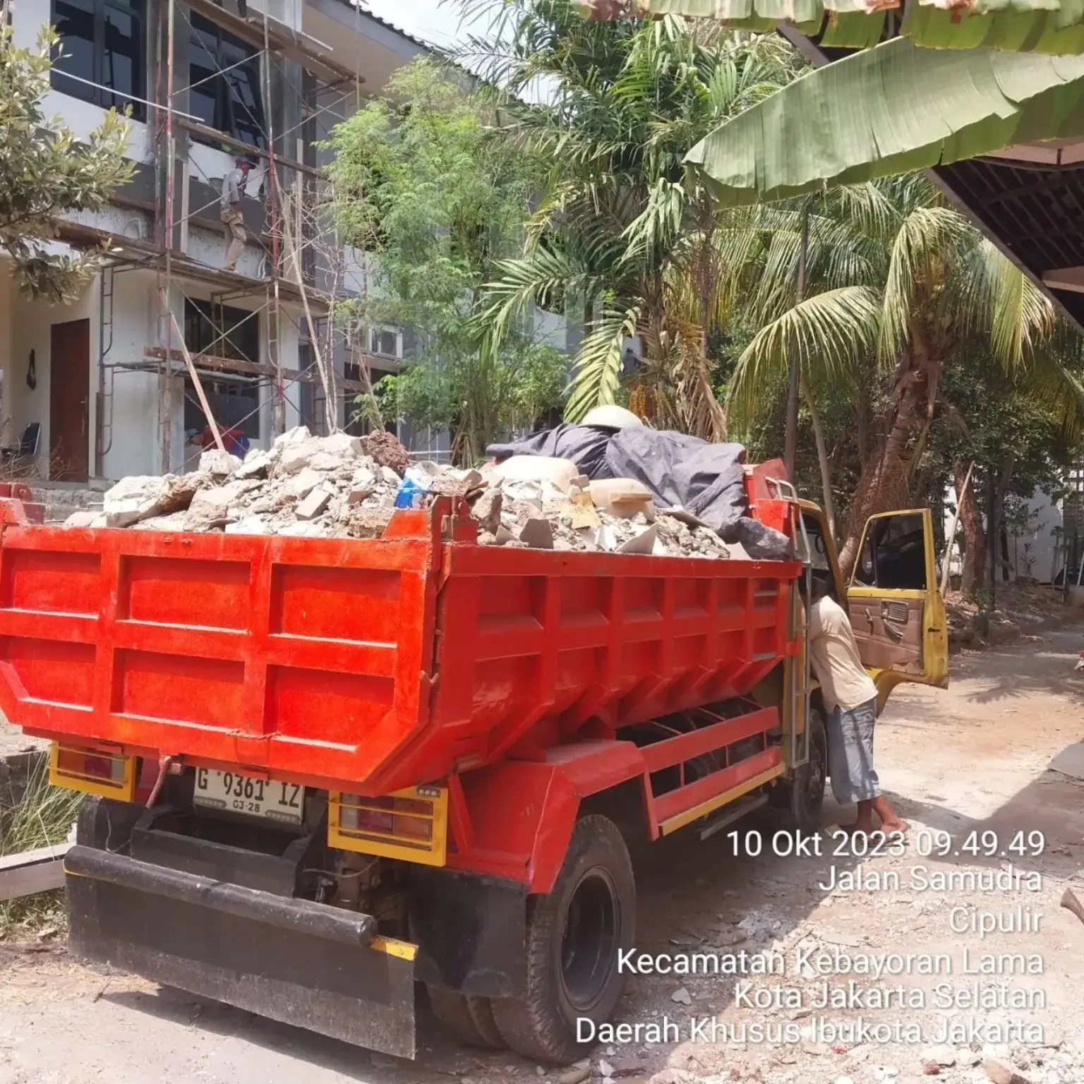 Dokumentasi armada Jasa Angkut Laksana mengangkut puing dan sampah proyek