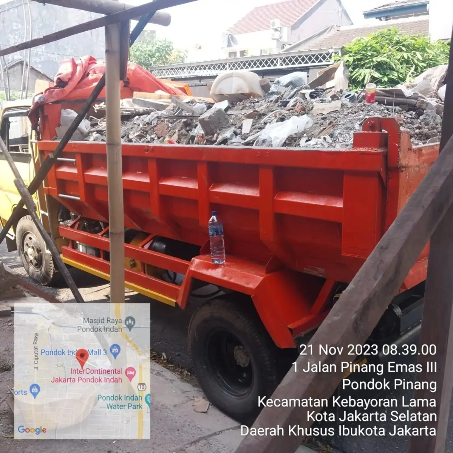 Dokumentasi armada Jasa Angkut Laksana mengangkut puing dan sampah proyek