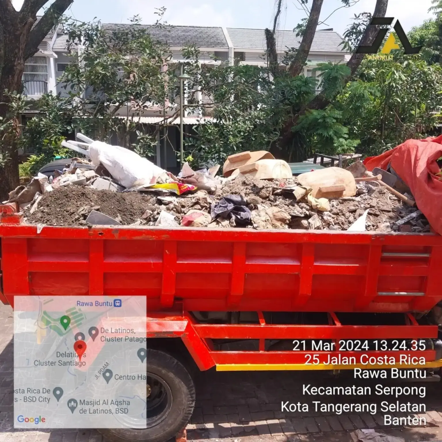 Dokumentasi armada Jasa Angkut Laksana mengangkut puing dan sampah proyek
