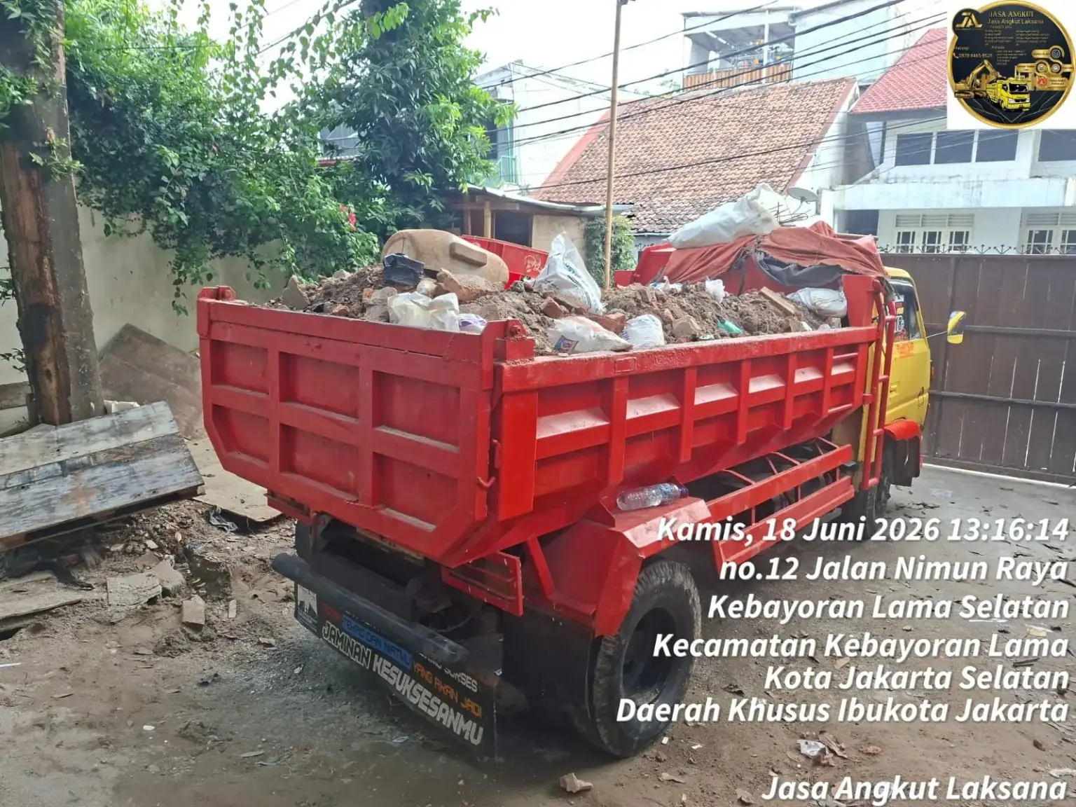 Dokumentasi armada Jasa Angkut Laksana mengangkut puing dan sampah proyek