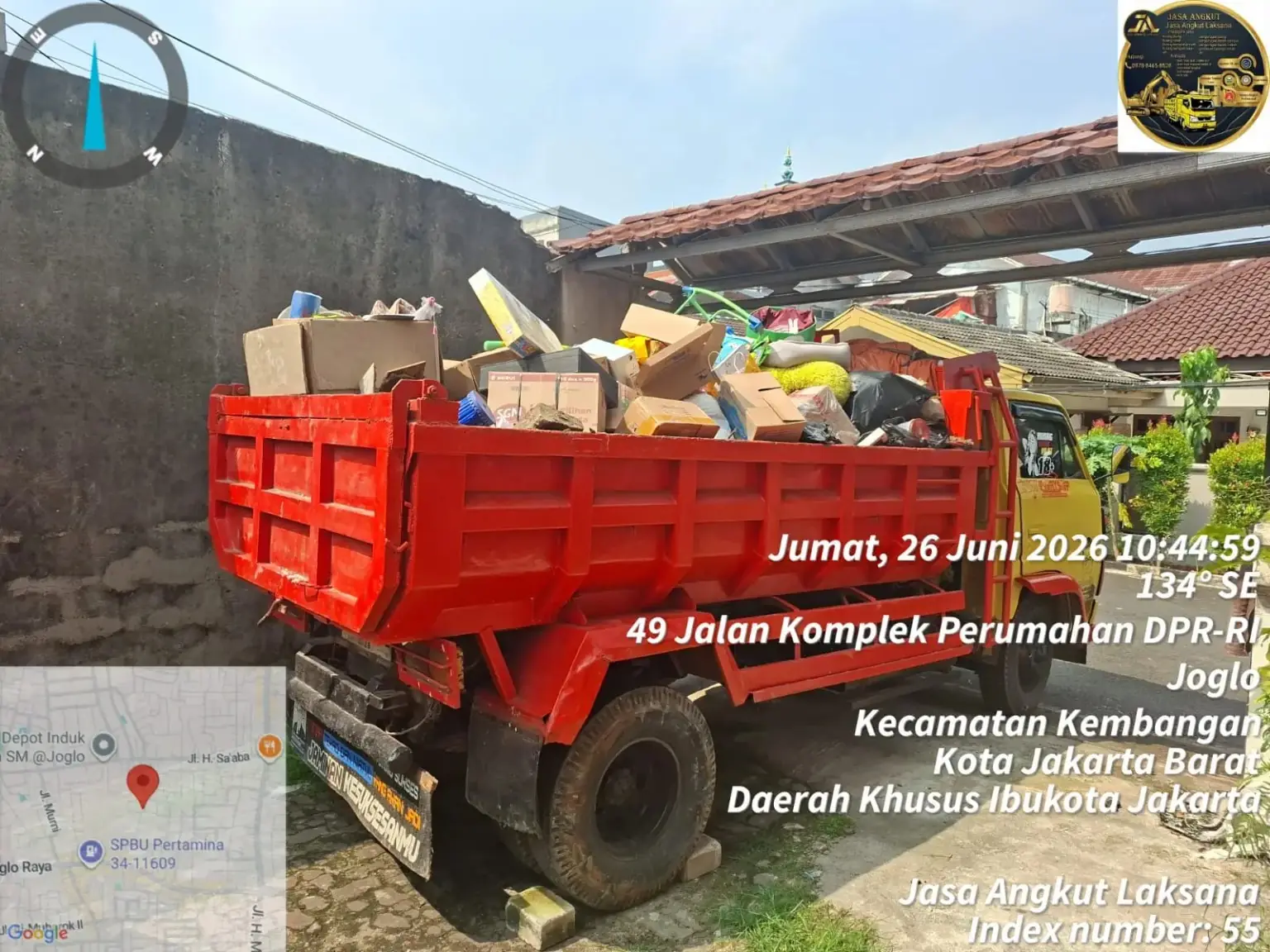 Dokumentasi armada Jasa Angkut Laksana mengangkut puing dan sampah proyek