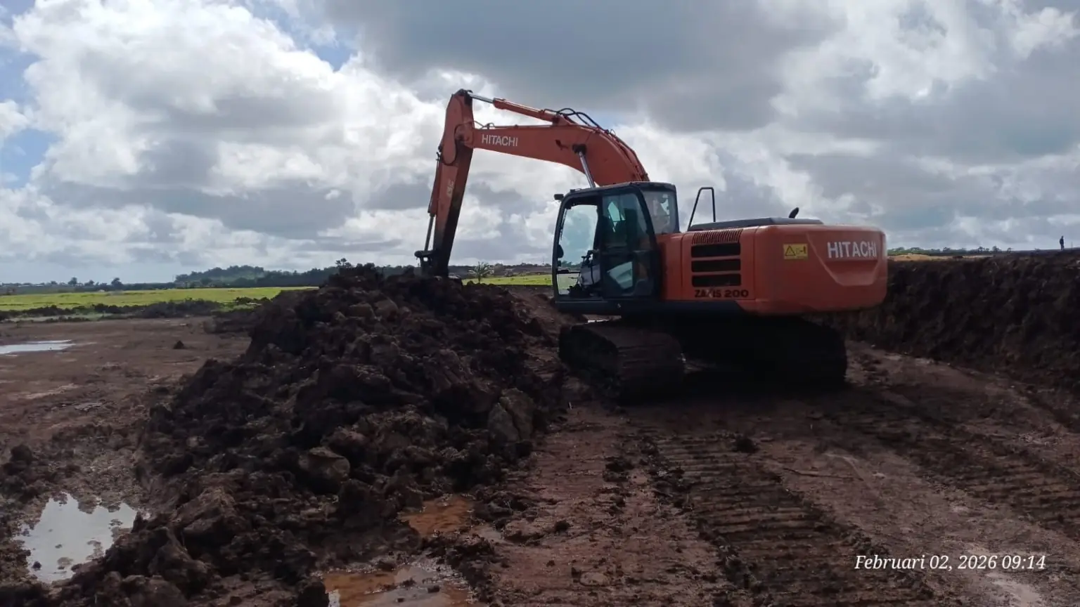 Excavator Hitachi melakukan penggalian dan pembersihan lahan