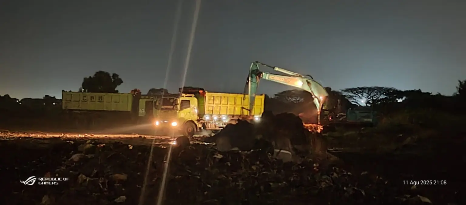 Pekerjaan land clearing malam hari dengan excavator dan dump truck