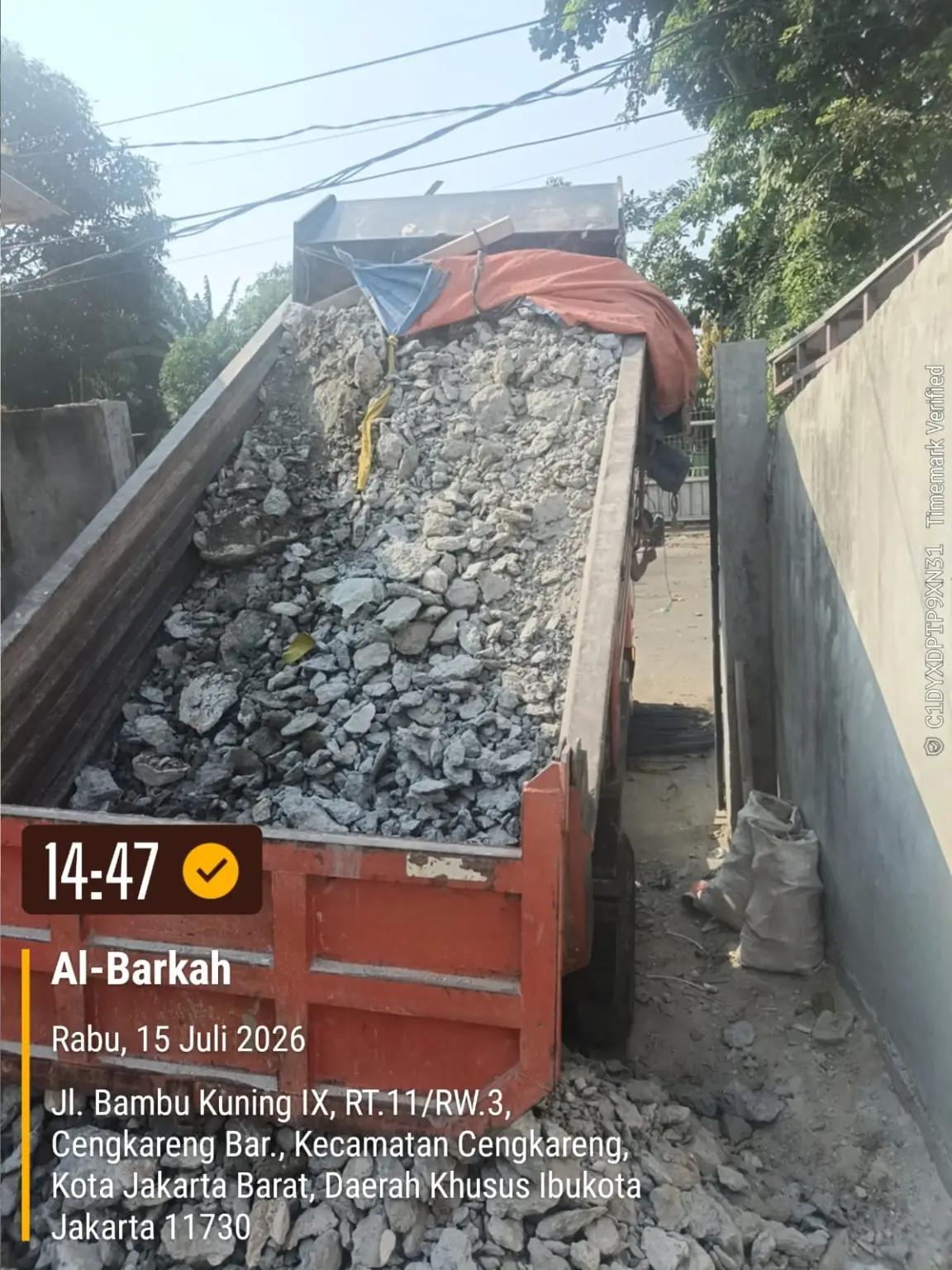 Proses penurunan material puing untuk pengurugan
